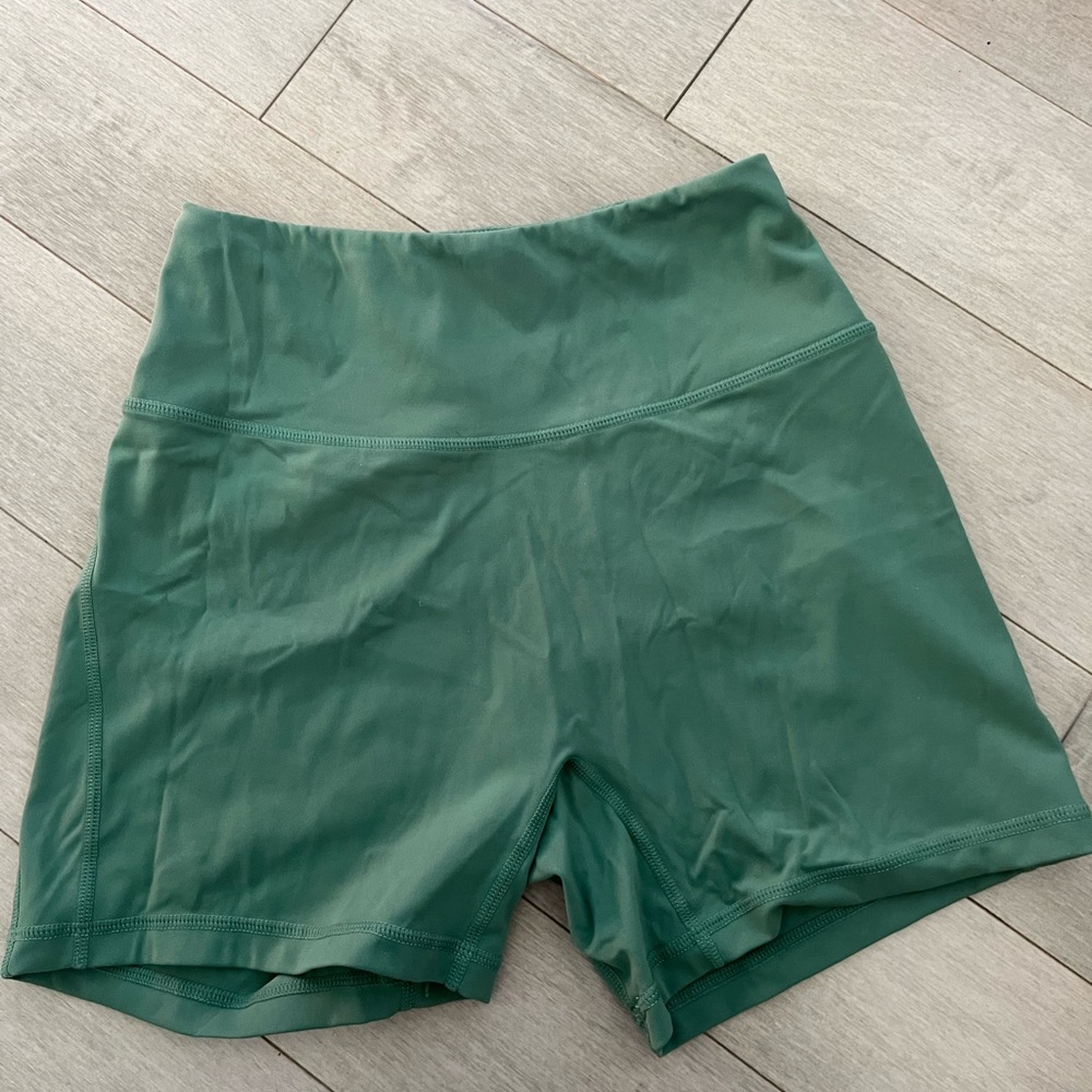 Alphalete Pulse surge shorts (M)